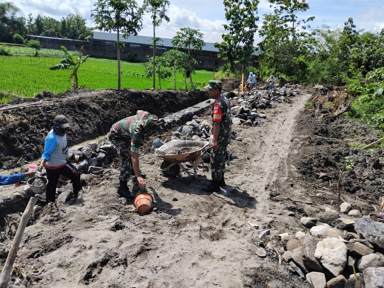 Tangan Sunarno, Ada di Balik Jalan Desa Keden yang Mulus