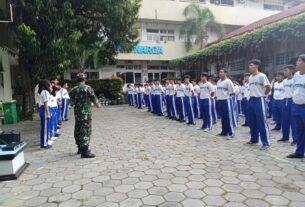 Tingkatkan Kedisiplinan Usai Liburan Sekolah, Babinsa Tegalharjo Berikan Pelatihan PBB Di SMA WARGA