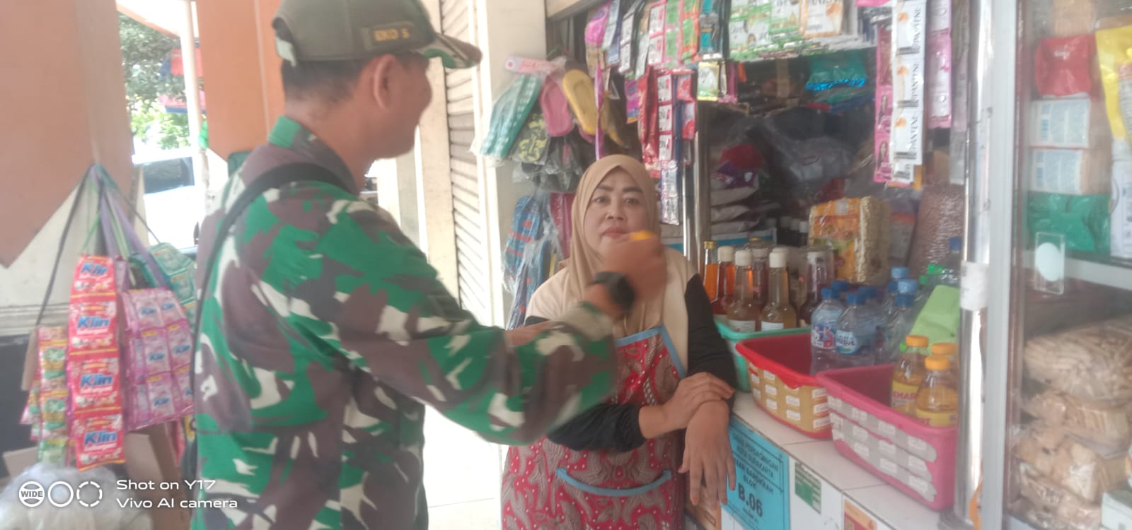 Tingkatkan Perekonomian, Babinsa Sangkrah Berikan Motifasi Kepada Pelaku UMKM Di Wilayah Binaan