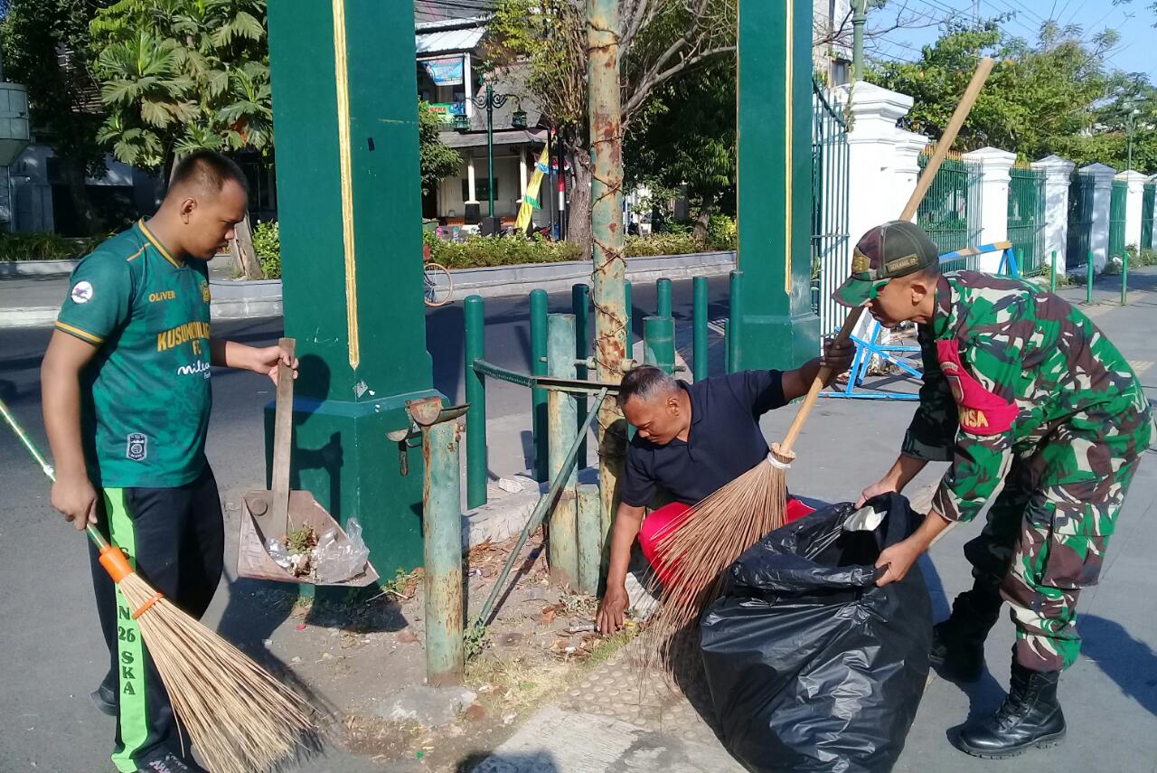 Wujudkan Kemanunggalan TNI-Rakyat, Babinsa Keprabon Bersama Warga Masyarakat Laksanakan Kerja Bakti