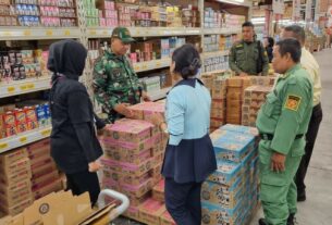 Antisipasi Lonjakan Harga, Babinsa Tipes Sidak Ketersediaan Stok Sembako di Lotte Mart