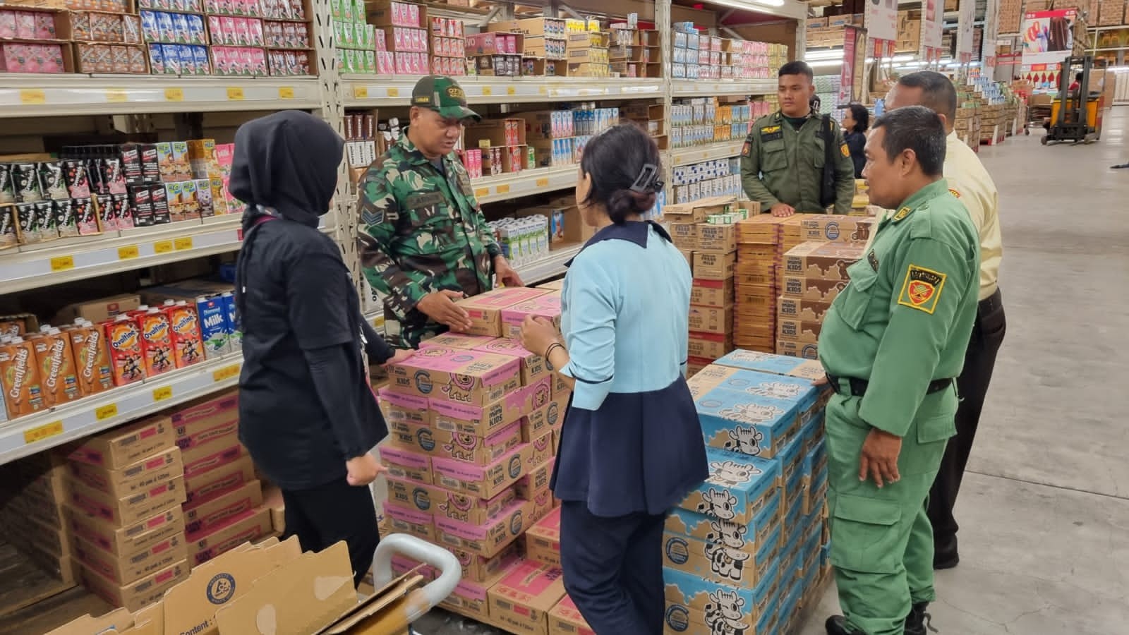 Antisipasi Lonjakan Harga, Babinsa Tipes Sidak Ketersediaan Stok Sembako di Lotte Mart