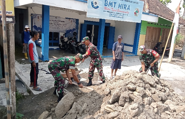 Babinsa Bantu Warga Bangun Kandang Ternak
