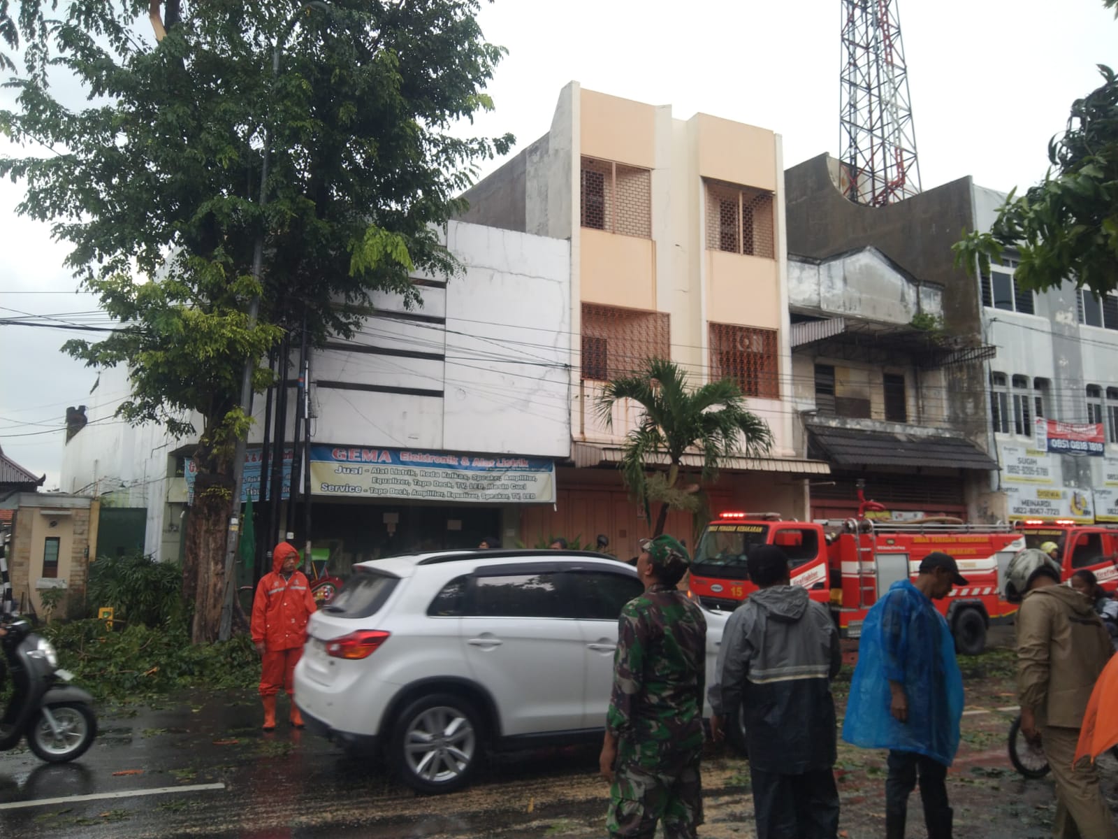 Babinsa Gerak Cepat, Bantu Evakuasi Pohon Tumbang