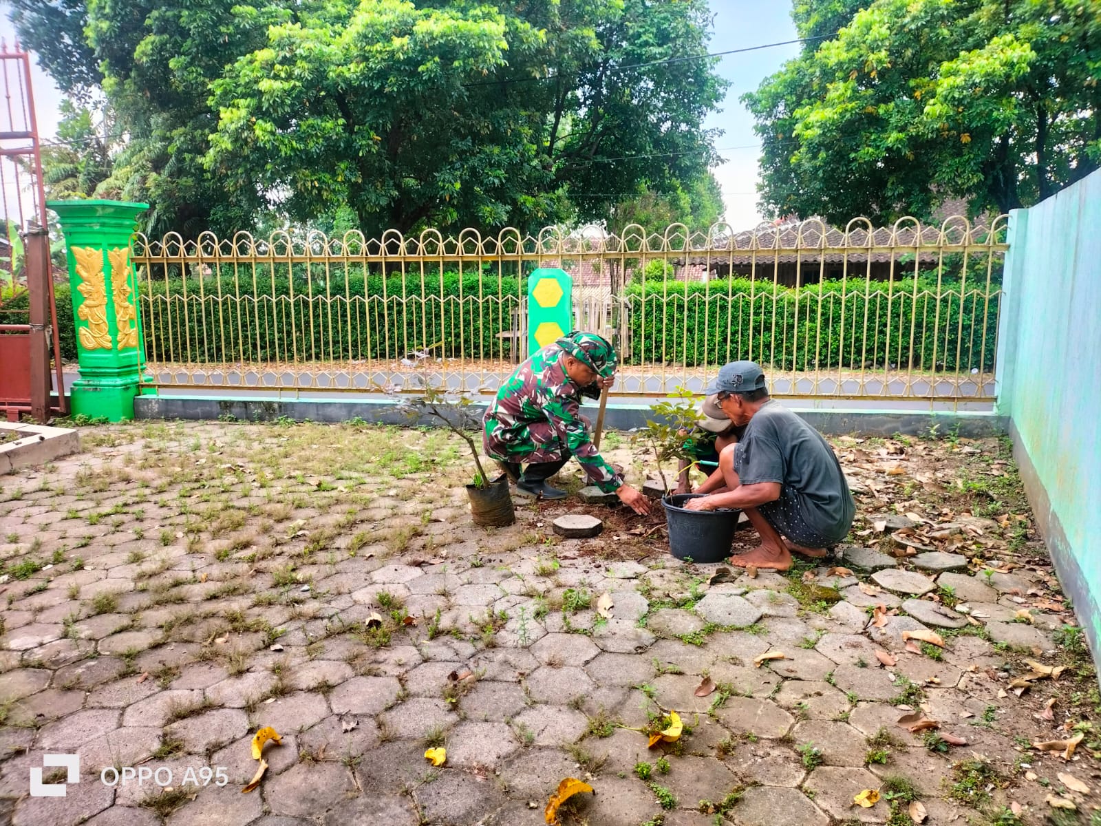 Babinsa Klego Jaga Lingkungan Masjid Tetap Asri
