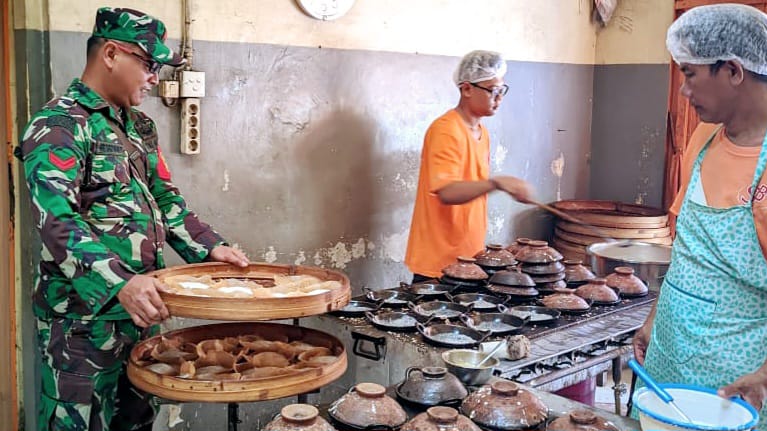 Babinsa Kratonan Sambangi dan Support Usaha Kuliner Khas Solo