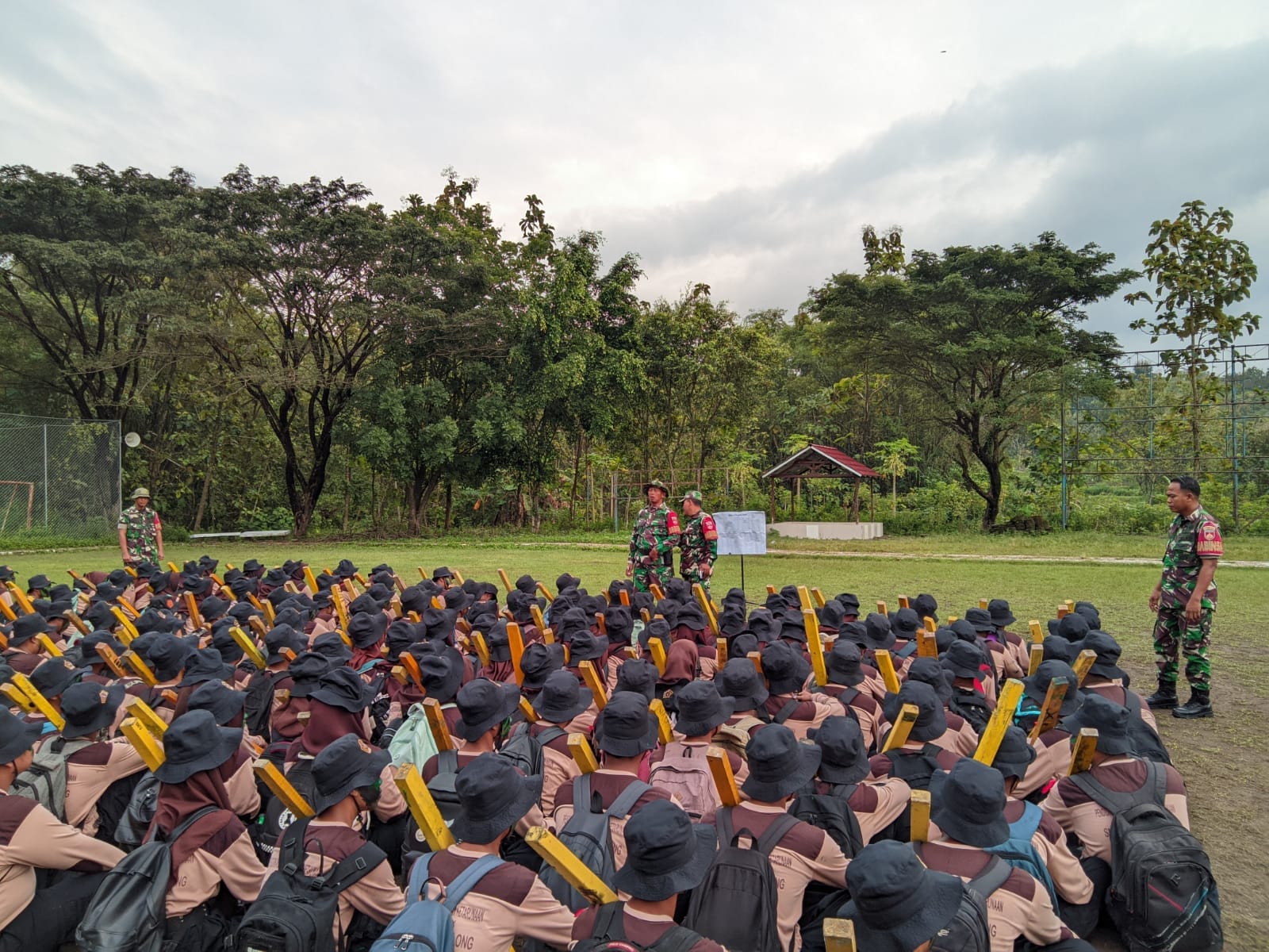 Babinsa Latih Kemampuan Lintas Medan Siswa SMK Sakti Gemolong, Bangun Kedisiplinan dan Ketahanan Fisik