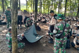 Babinsa Latih Kepemimpinan dan Kekompakan Siswa Melalui Outbound Dalam Bingkai PPBN