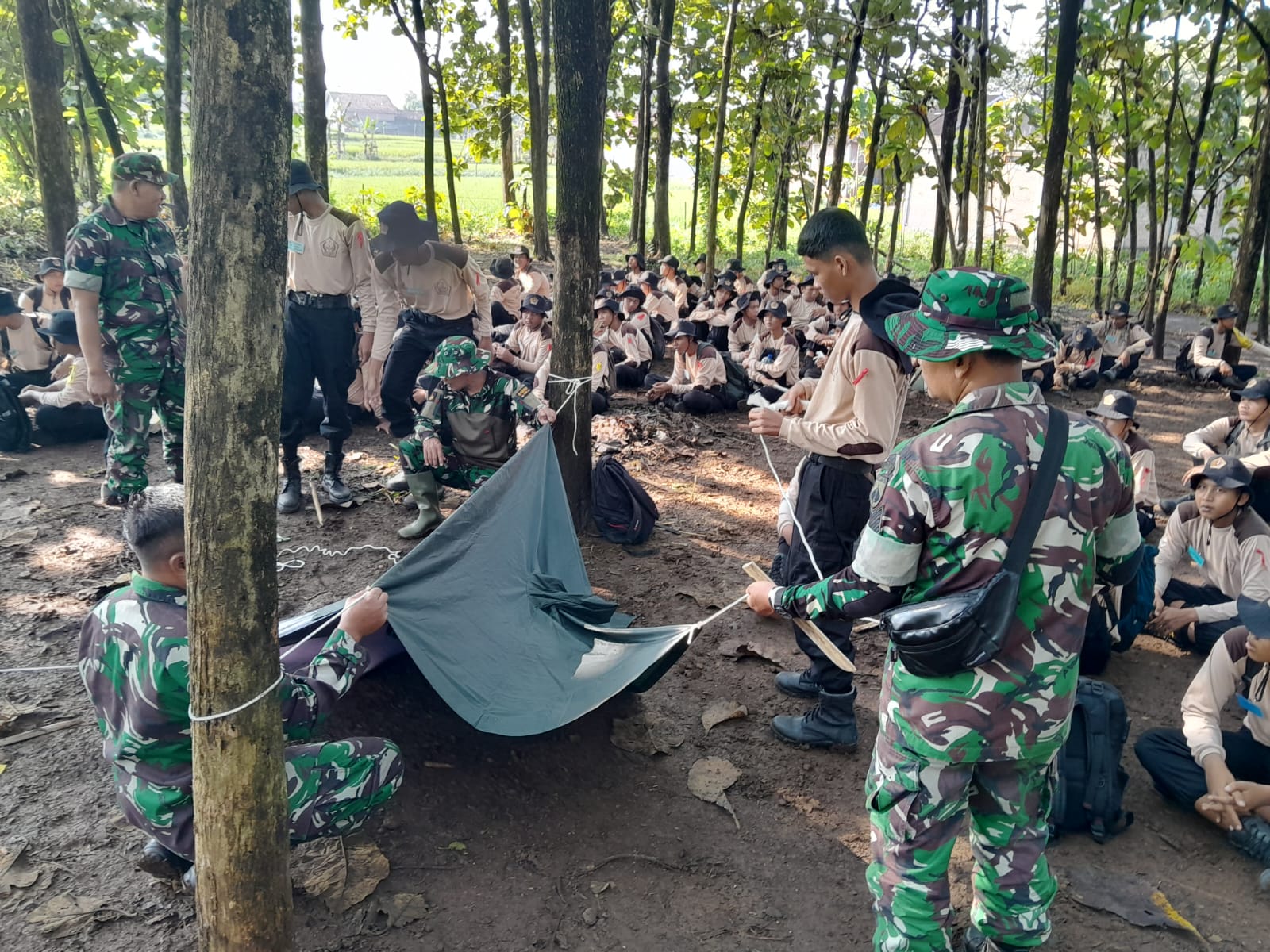 Babinsa Latih Kepemimpinan dan Kekompakan Siswa Melalui Outbound Dalam Bingkai PPBN