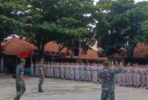 Babinsa Latih Tata Upacara Sekolah, Ciptakan Generasi Disiplin dan Patriotik