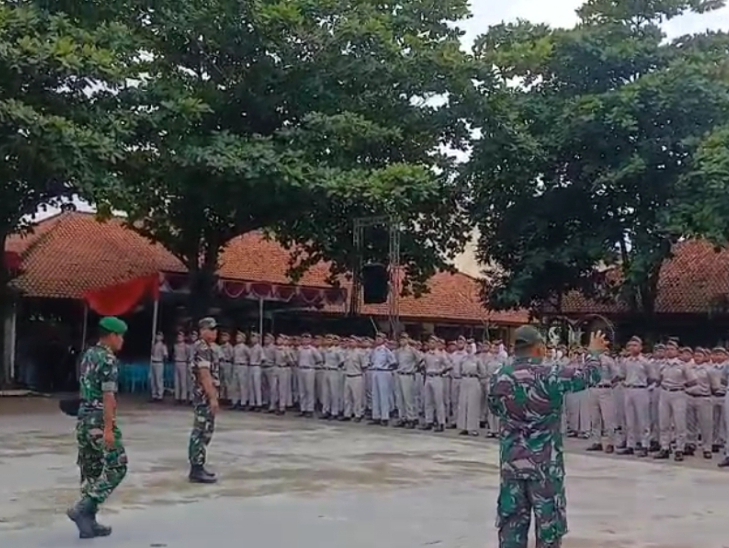 Babinsa Latih Tata Upacara Sekolah, Ciptakan Generasi Disiplin dan Patriotik