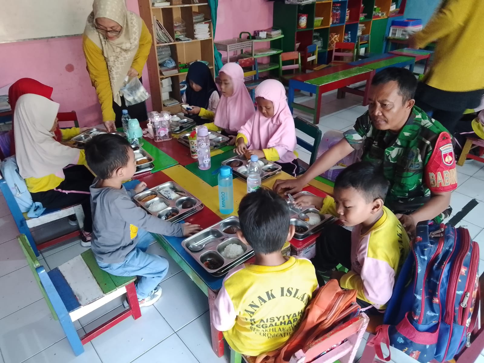 Babinsa Purwodiningratan Bantu Penyaluran Makanan Bergizi Gratis Ke Sekolah-sekolah Di Kecamatan Jebres