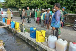 Babinsa Sawit Bersama Petani Desa Bendosari Lakukan Penyemprotan Hama