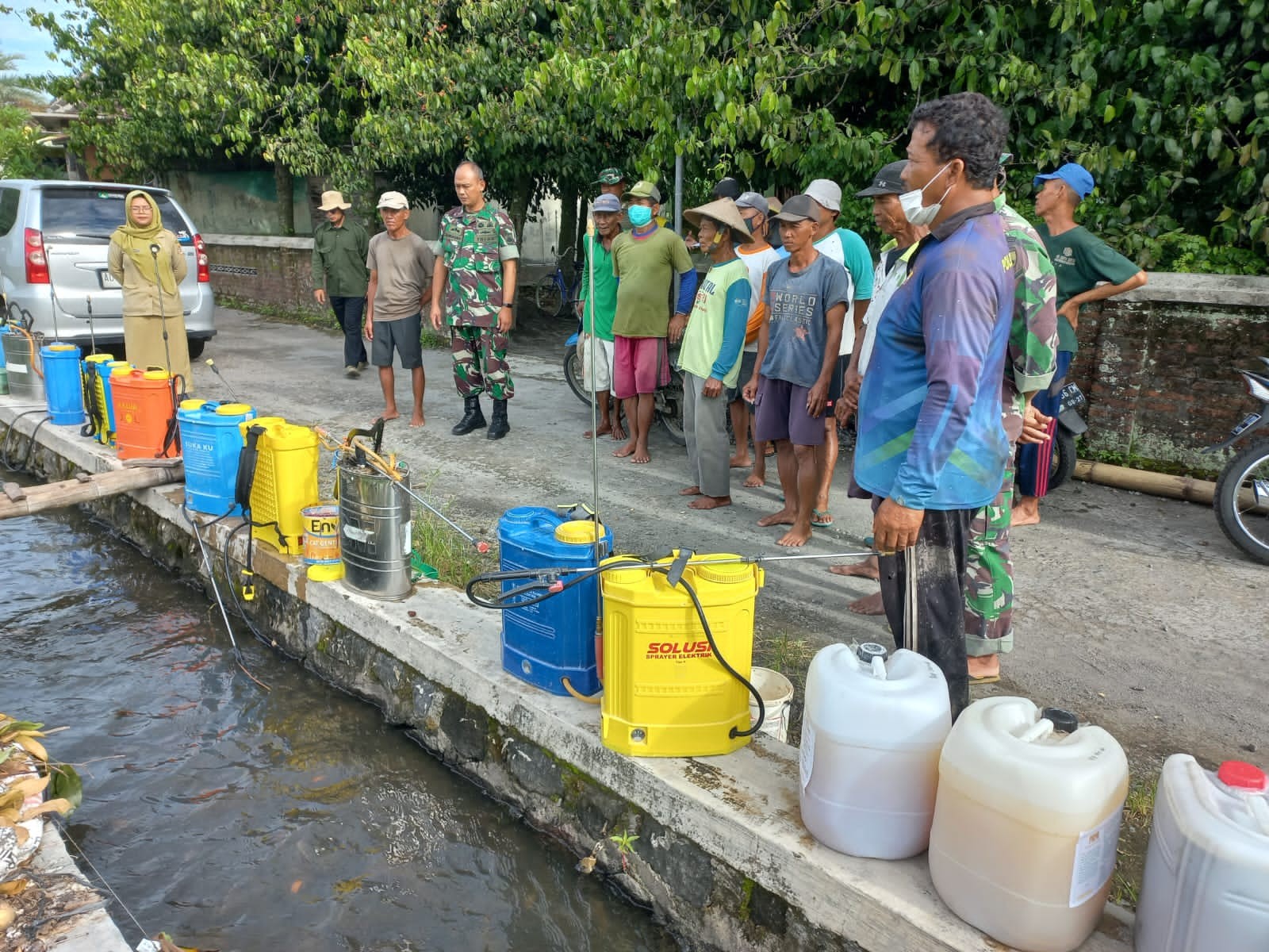 Babinsa Sawit Bersama Petani Desa Bendosari Lakukan Penyemprotan Hama
