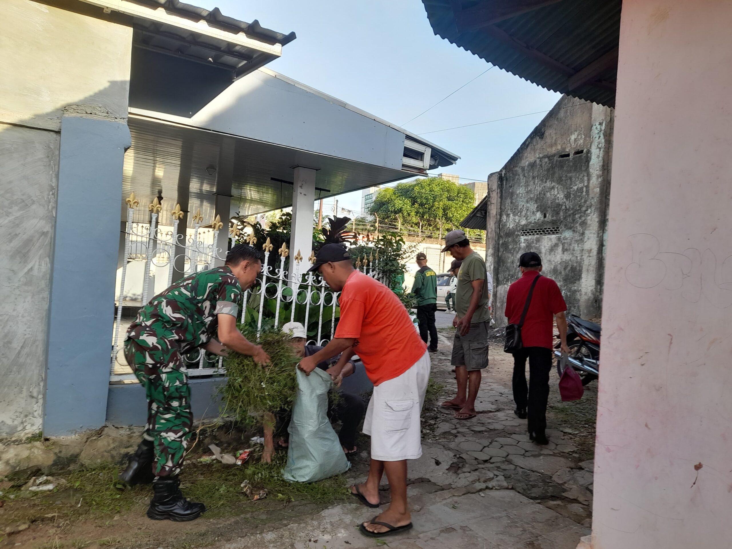 Babinsa dan Masyarakat Tanjung Karang Laksanakan Jum’at Bersih untuk Lingkungan Sehat