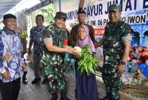 Jum'at Berkah Paguyuban Kampung Sayur, Dandim 0735/Surakarta Berikan Bantuan Sayuran Dan Makanan Bergizi Kepada Warga