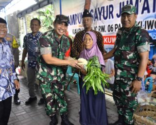 Jum'at Berkah Paguyuban Kampung Sayur, Dandim 0735/Surakarta Berikan Bantuan Sayuran Dan Makanan Bergizi Kepada Warga