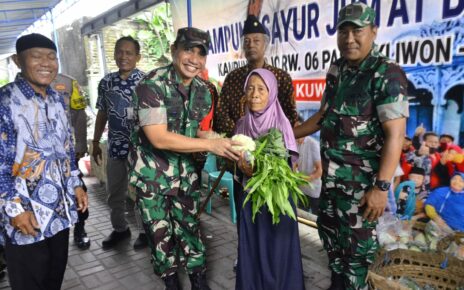 Jum'at Berkah Paguyuban Kampung Sayur, Dandim 0735/Surakarta Berikan Bantuan Sayuran Dan Makanan Bergizi Kepada Warga