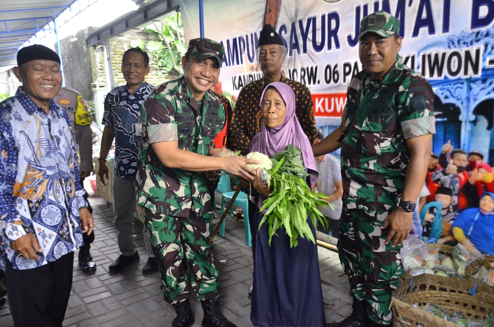 Jum'at Berkah Paguyuban Kampung Sayur, Dandim 0735/Surakarta Berikan Bantuan Sayuran Dan Makanan Bergizi Kepada Warga