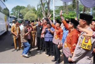 Bupati dan Wakil Bupati Lampura lepas 393 CJH ke Tanah Suci Mekkah