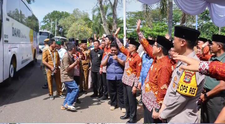 Bupati dan Wakil Bupati Lampura lepas 393 CJH ke Tanah Suci Mekkah