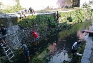 Cegah Terjadinya Banjir, Babinsa Keprabon Bersama Warga Laksanakan Kerja Bakti Resik-resik Kali Thoklo