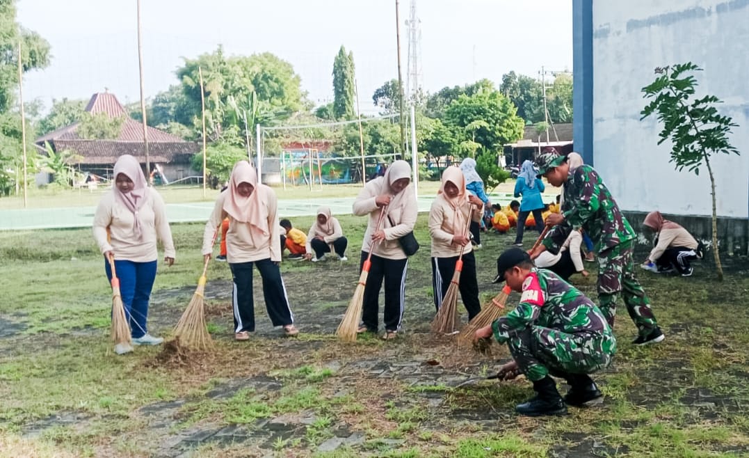 Dukung BBGRM, Jajaran Babinsa Kodim Bojonegoro Karya Bakti Bersama Masyarakat