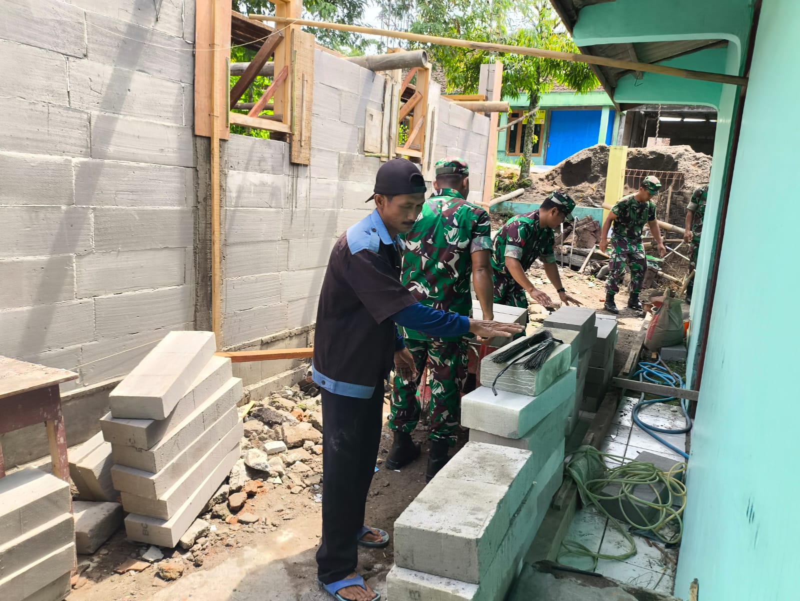 Babinsa Gotong Royong Bangun Rumah Warga