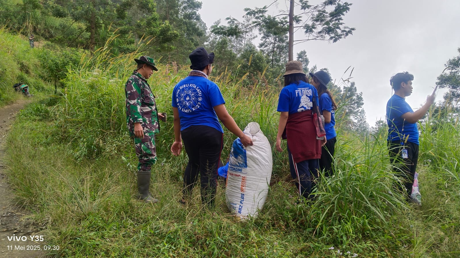 Babinsa Selo Dan Mahasiswa Salatiga Lakukan Penghijauan Daerah Kritis