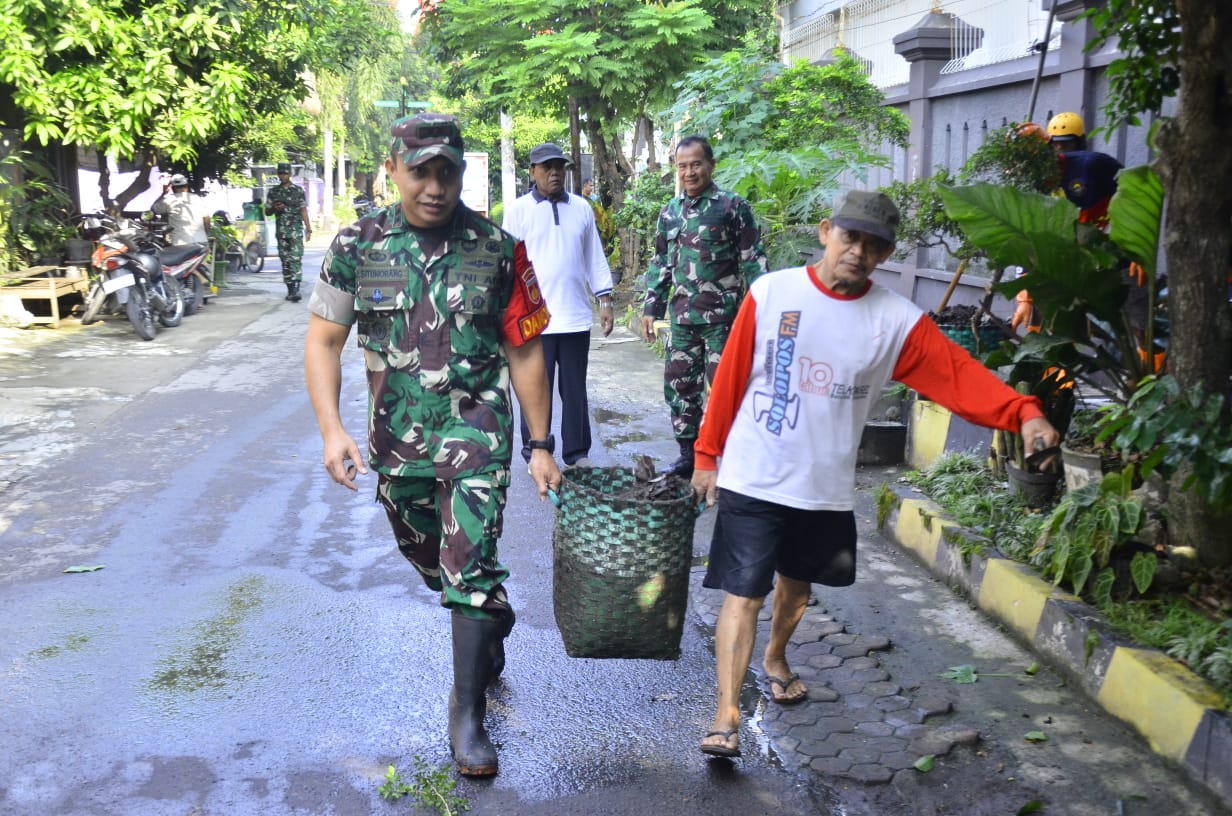 Gotong Royong Jaga Lingkungan, Dandim 0735/Surakarta Terjun Langsung Pimpin Pembersihan Saluran Air