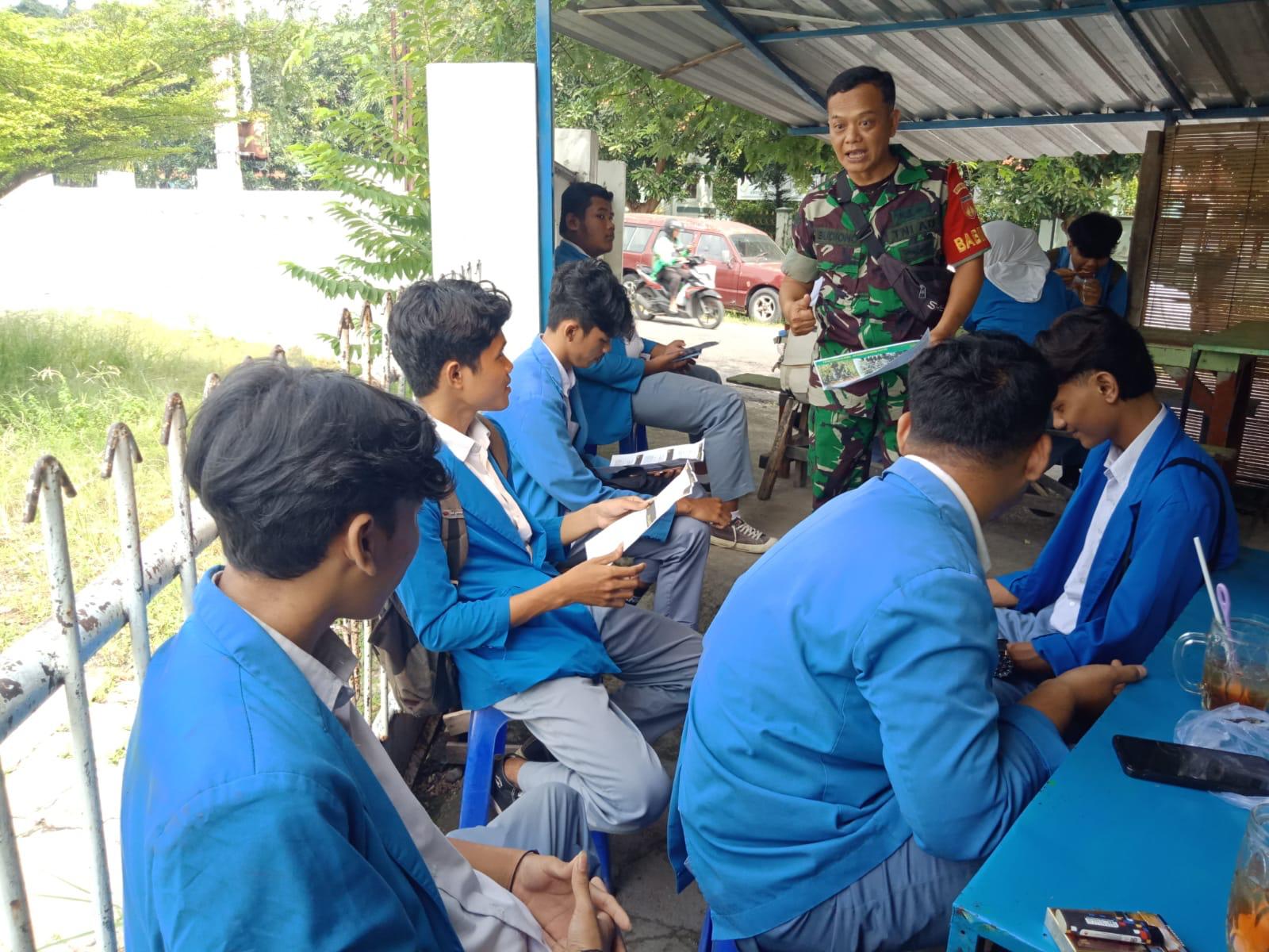 Gelar Sosialisasi Rekrutmen TNI AD, Babinsa Kepatihan Wetan Tegaskan Penerimaan TNI AD Gratis Tanpa Biaya
