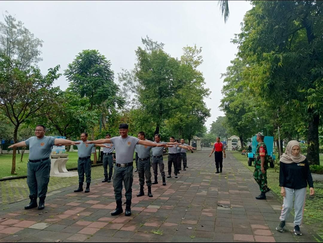 Hari Libur Tidak Menjadi Alasan Untuk Babinsa Berikan Materi PBB Dalam Kegiatan Latsar Linmas Kelurahan Tegalharjo