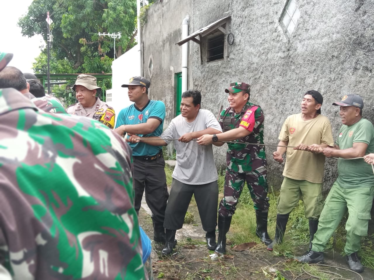 Karya Bakti Bersihkan Sungai Makam Bergolo, Bukti Bakti TNI Untuk Negeri