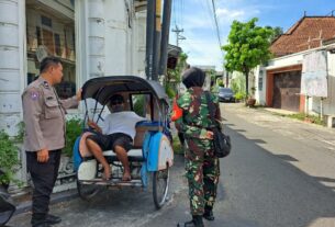 Komsos Dengan Tukang Becak Babinsa Laweyan Ingatkan Agar Selalu berhati-hati Dan Tertib Berlalulintas