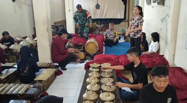 Manfaatkan Hari Libur Sambil Nguri-nguri Budaya Jawa, Serda Ichsan Dampingi Siswa SMPN 19 Latihan Gamelan