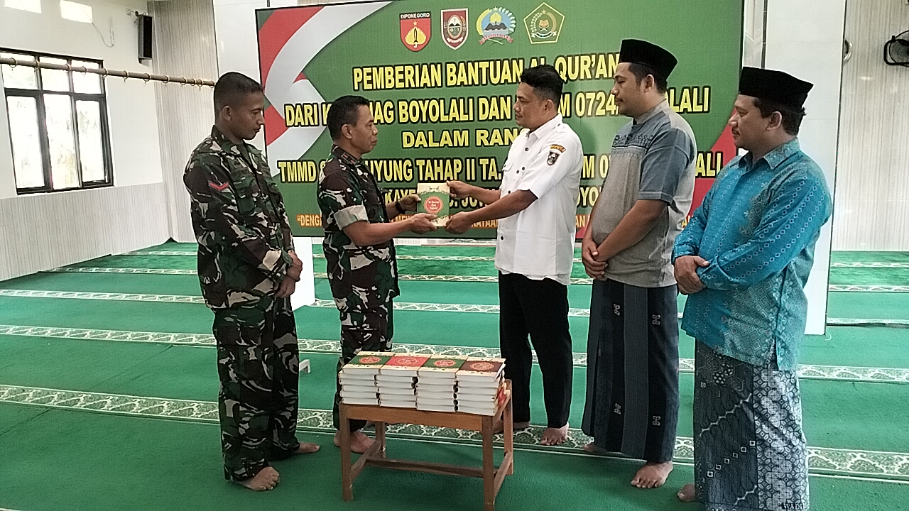 Melalui Program TMMD, Kodim Boyolali Serahkan Bantuan Al Quran