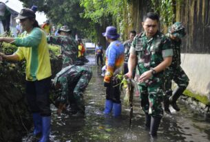 Menyatu Dengan Alam, Kodim 0735/Surakarta Gandeng Seluruh Elemen Masyarakat Laksanakan Pembersihan Anak Sungai Gajah Putih