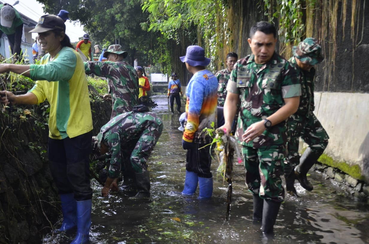 Menyatu Dengan Alam, Kodim 0735/Surakarta Gandeng Seluruh Elemen Masyarakat Laksanakan Pembersihan Anak Sungai Gajah Putih