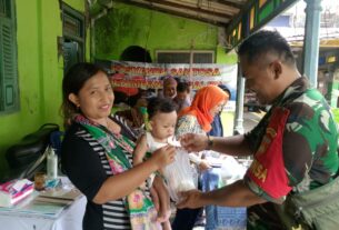 Peduli Kesehatan Warga, Babinsa Koramil 05/Pasar Kliwon Dampingi Posyandu di Wilayah Binaan