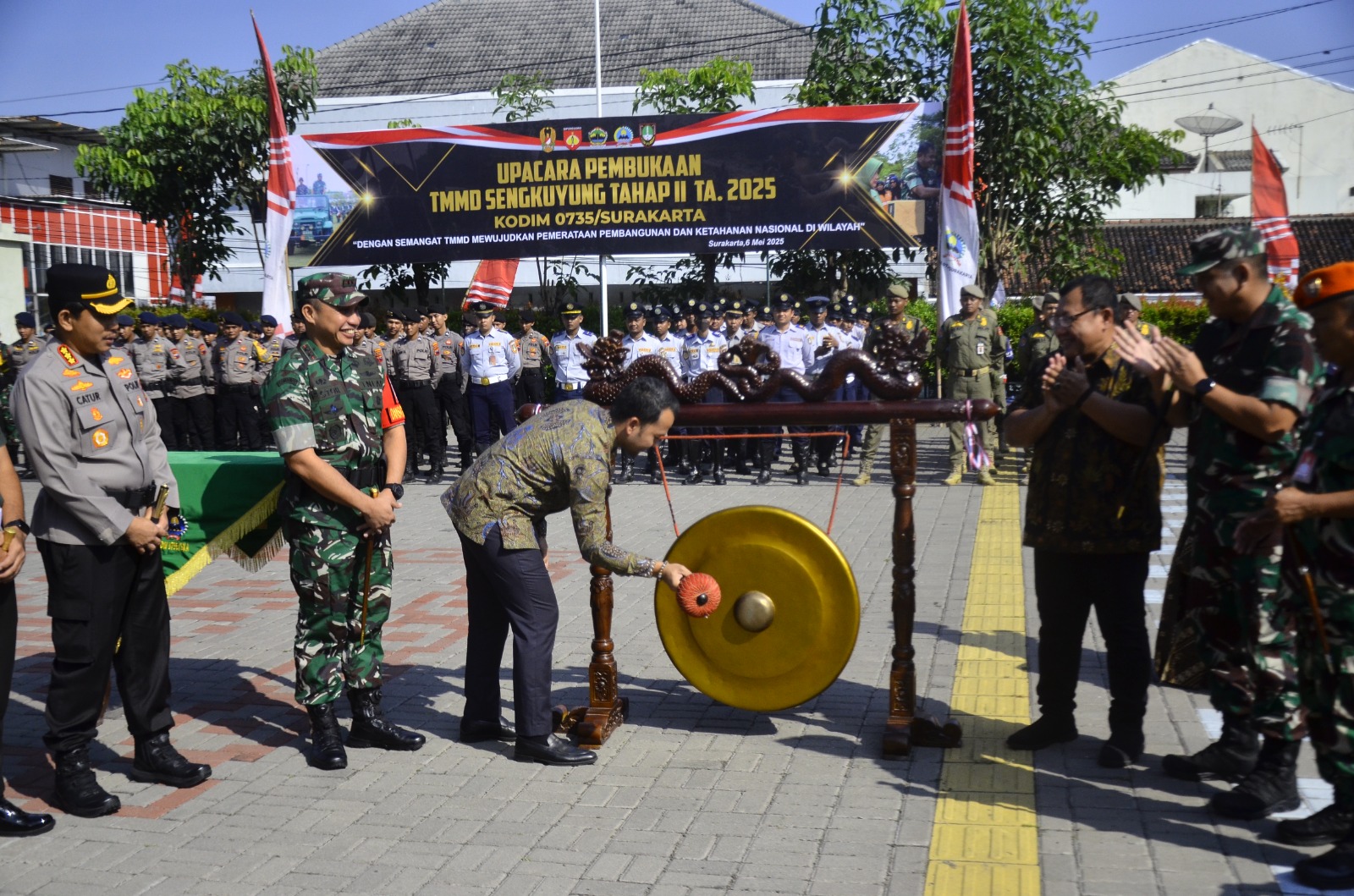 Pemukulan Gong Dan Peletakan Batu Pertama Tandai Dimulainya TMMD Sengkuyung Tahap II di Wilayah Kodim 0735/Surakarta