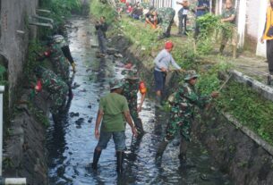 Peringati Harkitnas 2025, Dandim 0735/Surakarta Terjun Langsung Pimpin Pembersihan Sampah Dan Rumput Liar di Sungai Buntung