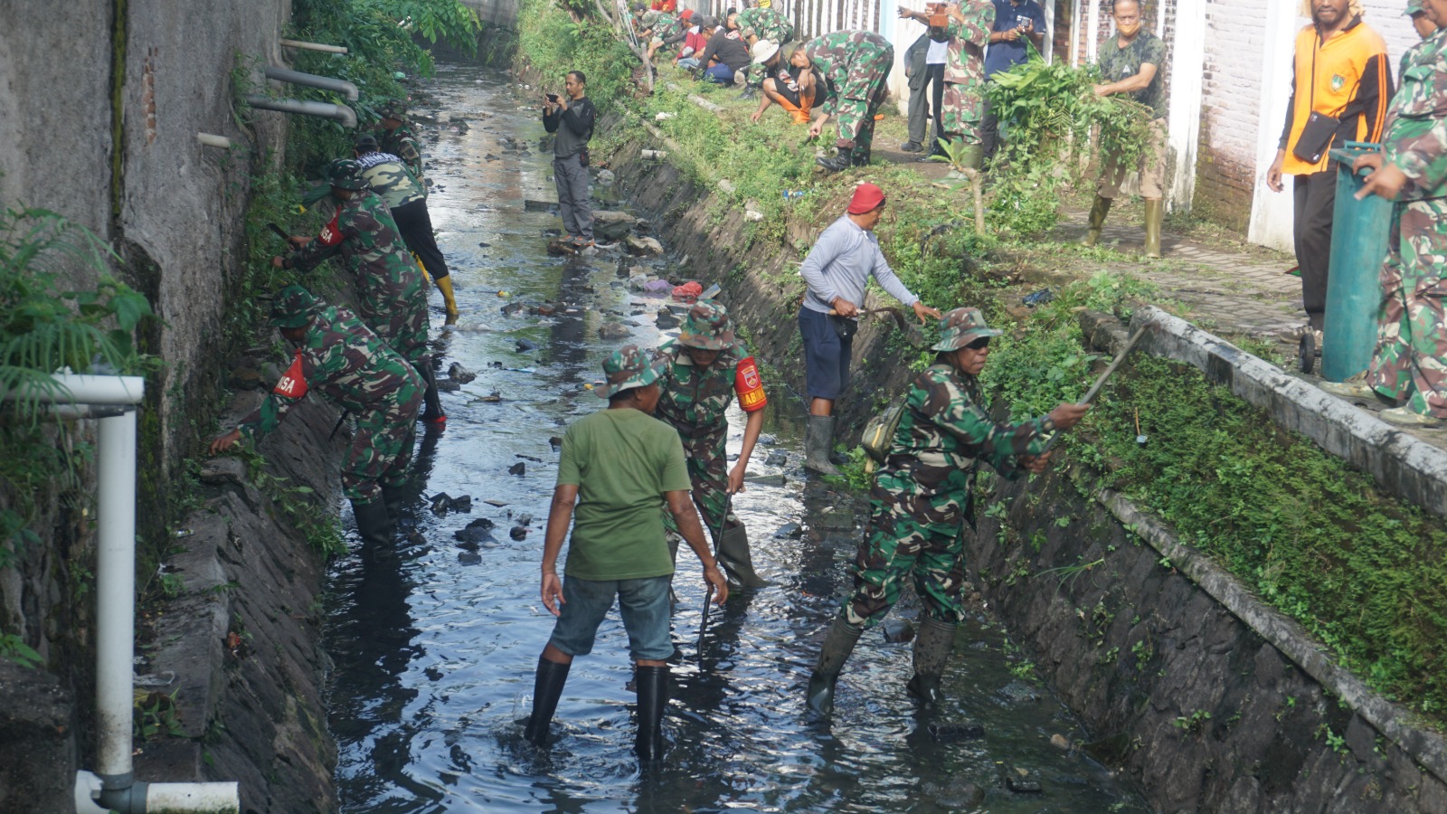 Peringati Harkitnas 2025, Dandim 0735/Surakarta Terjun Langsung Pimpin Pembersihan Sampah Dan Rumput Liar di Sungai Buntung
