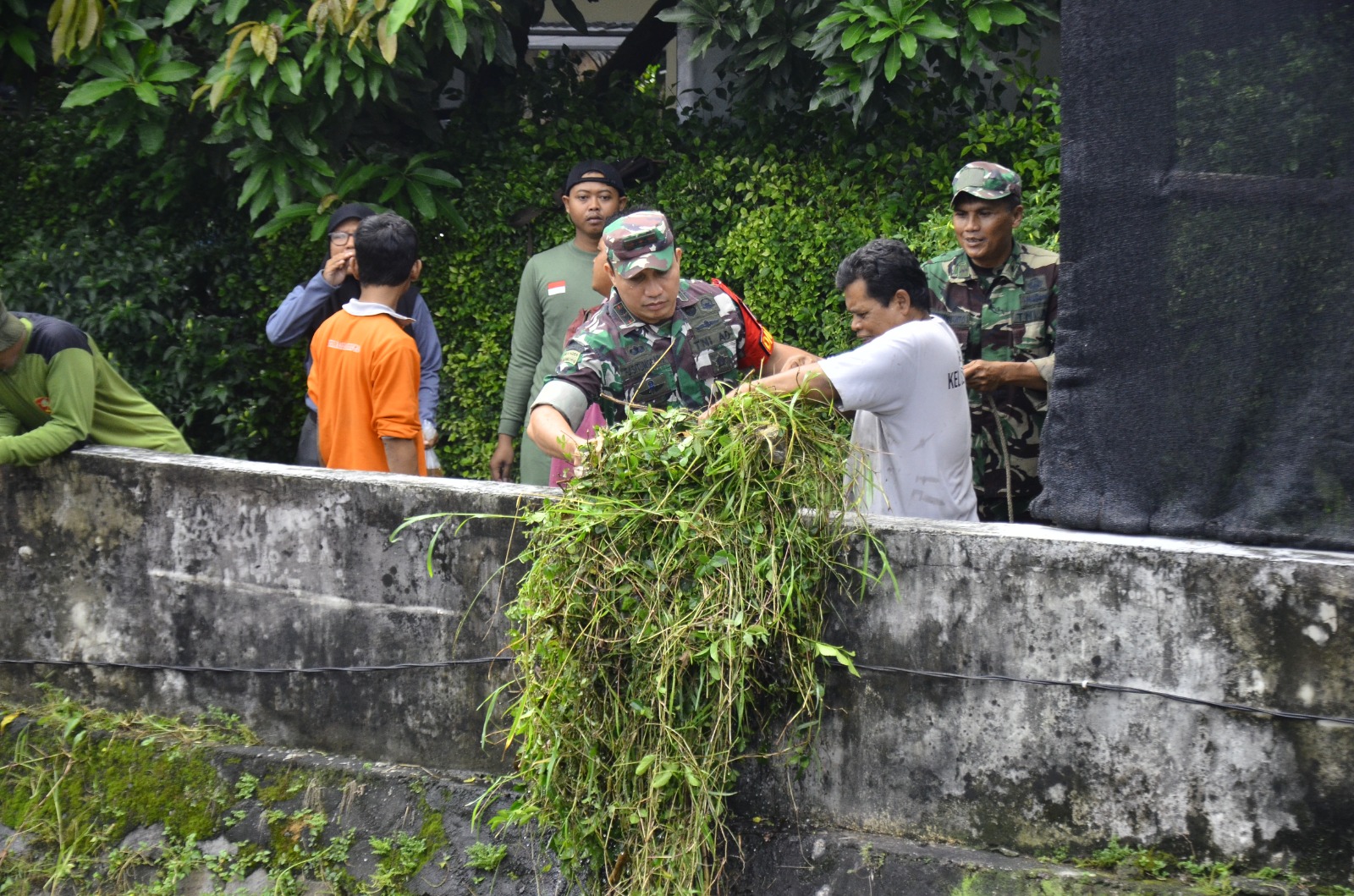 Puncak Peringatan Hari Kebangkitan Nasional, Kodim Surakarta Gelar Karya Bakti Pembersihan Sungai Dan Saluran Air di 5 Kecamatan