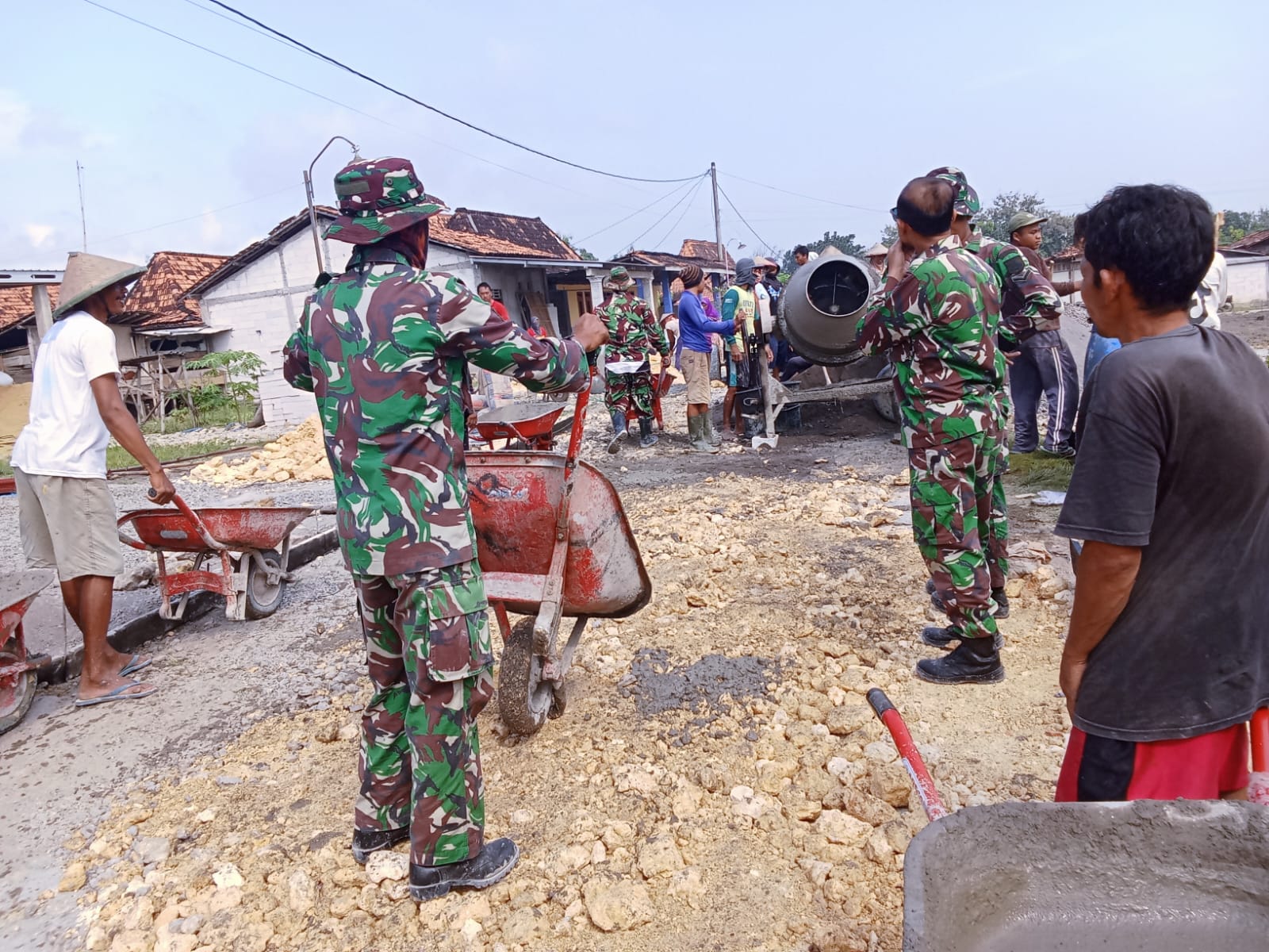 Semangat Babinsa Dan Warga Desa Kayen Bangun Talud Jelang Pembukaan TMMD