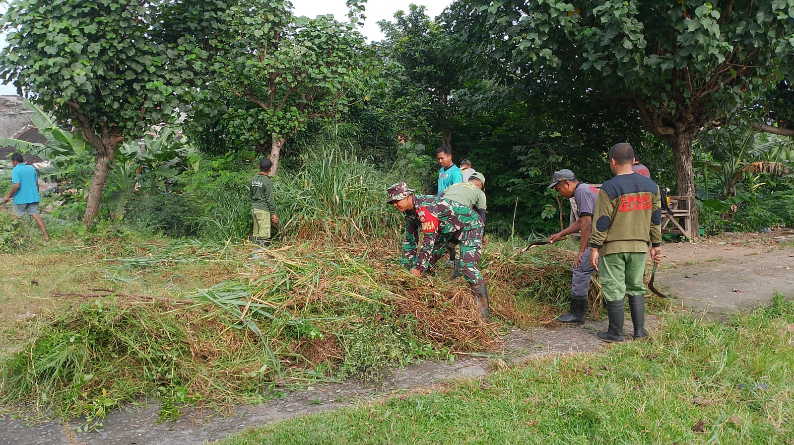 Koramil 03/Serengan Bersama Warga Dan Seluruh Elemen Masyarakat Gotong-royong Bersihkan Lingkungan
