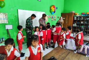 Tanamkan Rasa Cinta Tanah Air Sejak Dini, Babinsa Sambangi Paud Pelita Bangsa Serengan