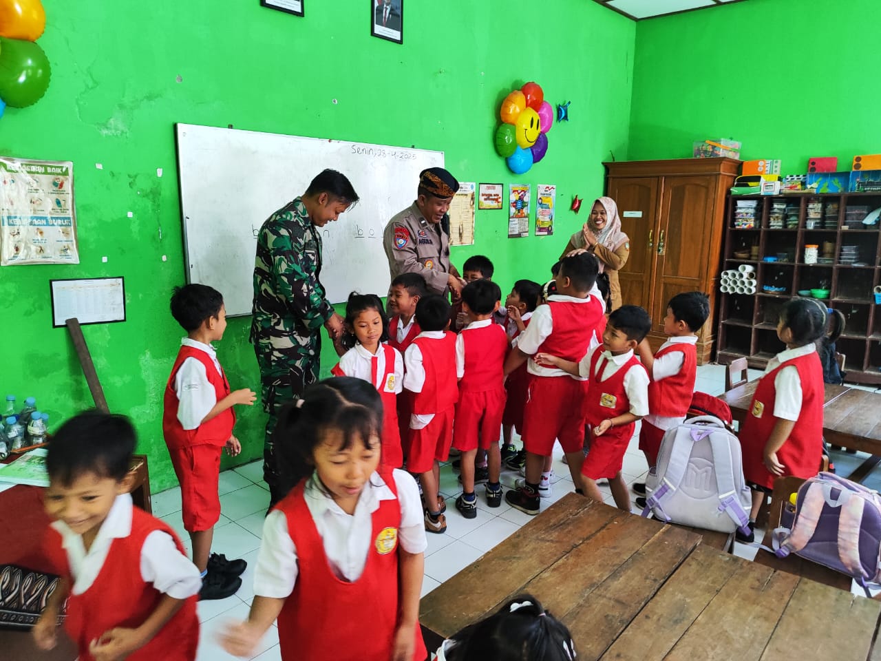 Tanamkan Rasa Cinta Tanah Air Sejak Dini, Babinsa Sambangi Paud Pelita Bangsa Serengan