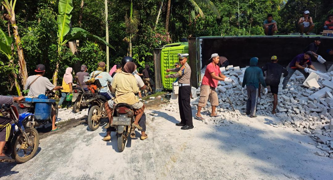 Truk Tronton Terguling di Tanjakan Sedayu, Satlantas Polres Tanggamus Lakukan Evakuasi dan Rekayasa Lalin
