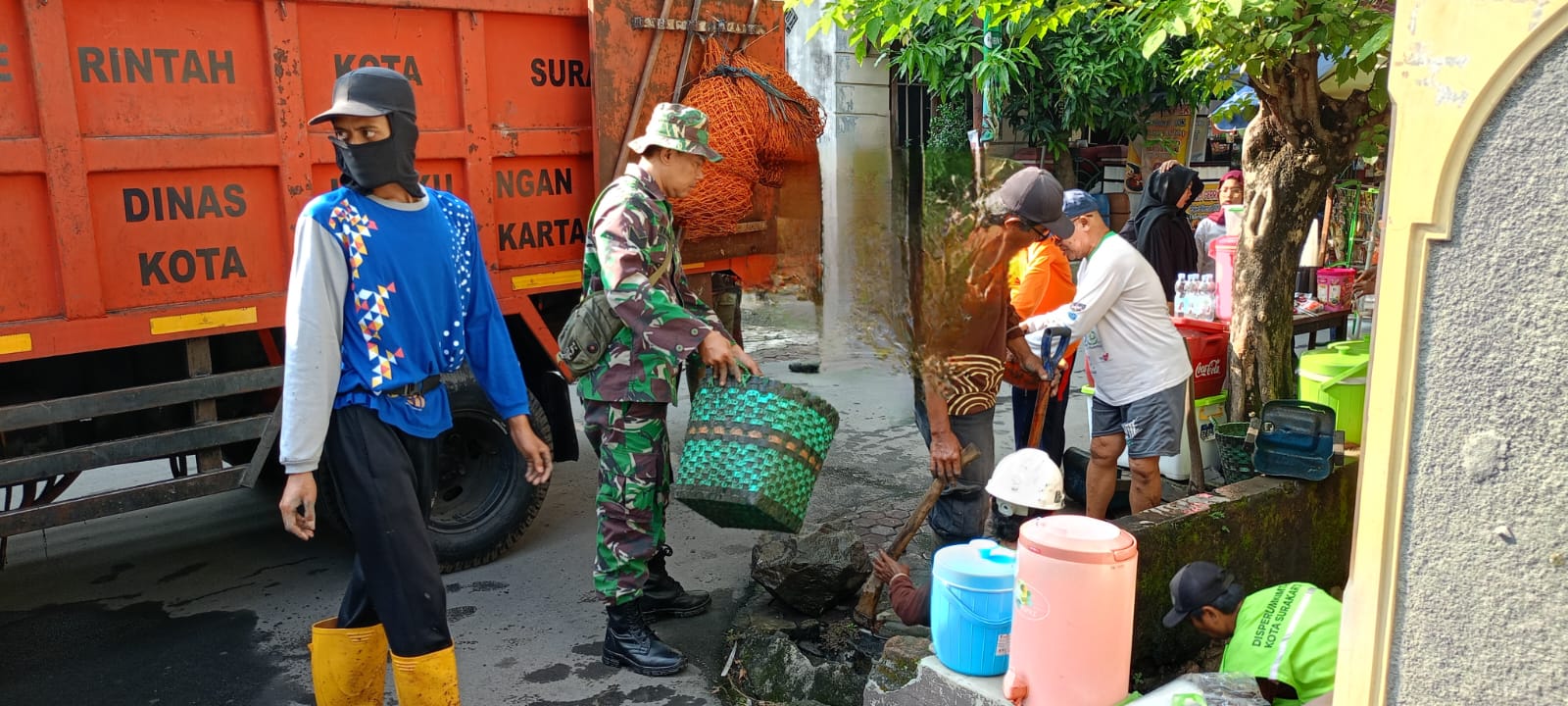 Tumbuhkan Kesadaran Masyarakat Pentingnya Kebersihan, Babinsa Gilingan Terjun Kelapangan Pimpin Kerja Bakti Pembersihan Lingkungan