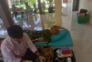 Wujud Peduli Kemanusiaan Babinsa Gombang Turut Donor Darah